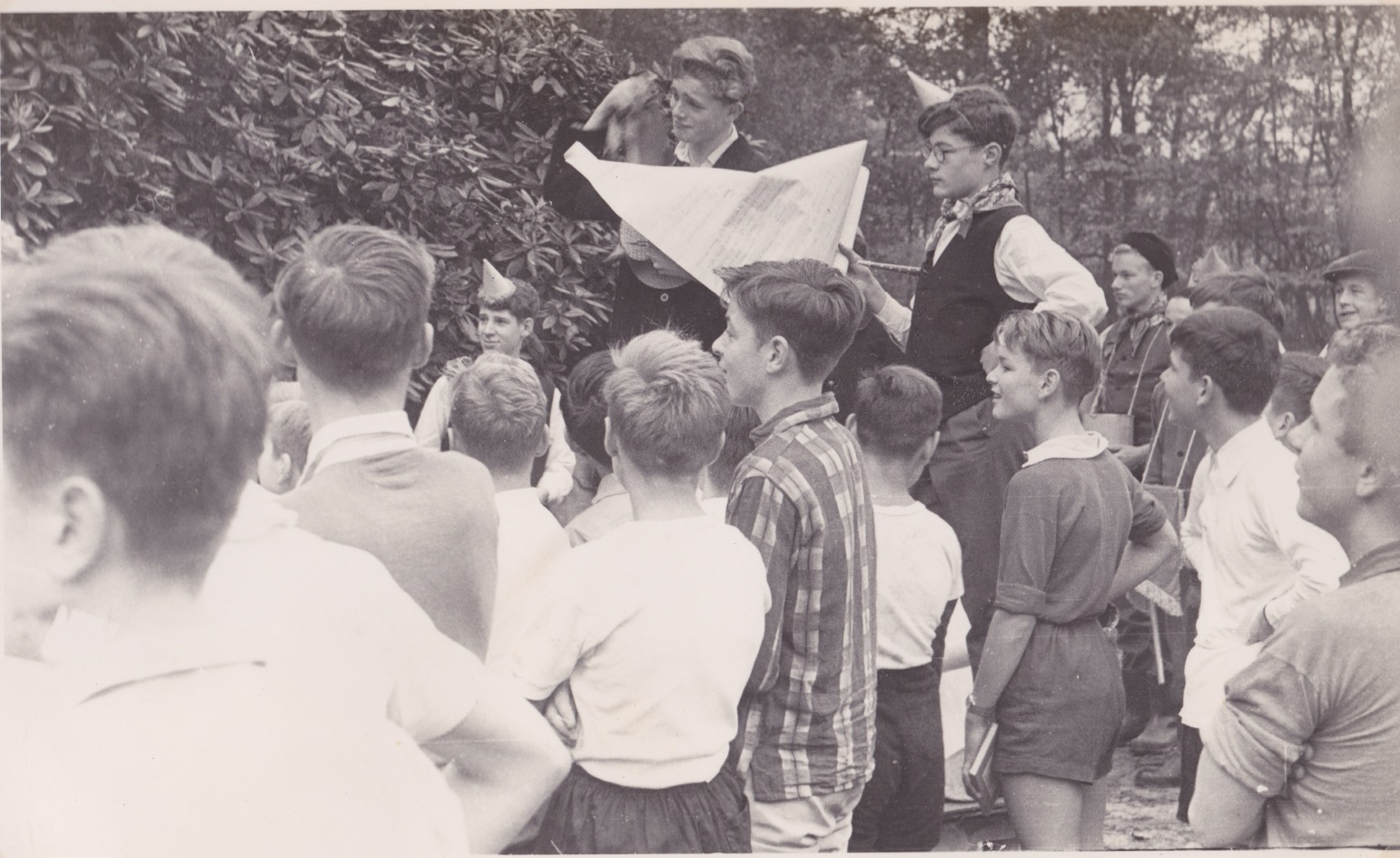 Opening van de spelen 20oktober 1960 ter viering van de verjaardag van overste Bokeloh. Links André Laurier, rechts Bert Huibrechtse, Achteraan met klein feestmutsje staat Wim Peeters.
