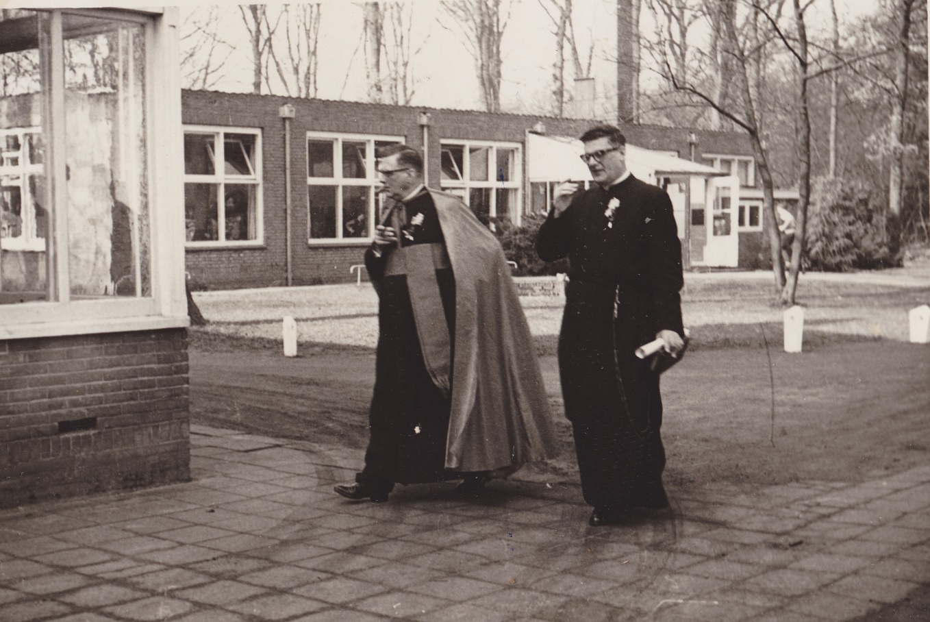 7 maart 1961 - 25 jarig priesterjubileum van overste Bokeloh ( rechts). Zijn broer (links), Deken van Den Haag, hield de feestpredikatie tijdens de plechtige Hoogmis.