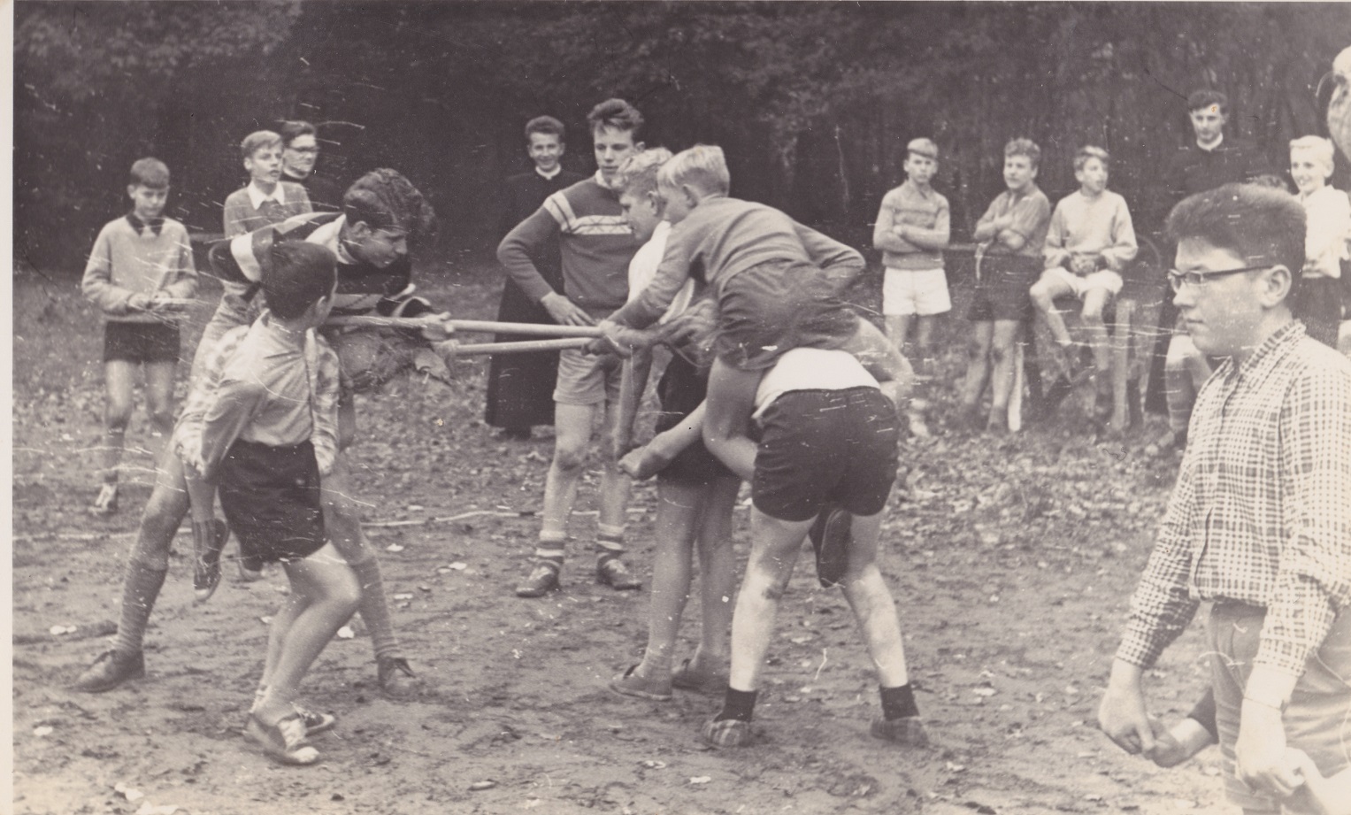 20 oktober 1960 Ruiterspelen tijdens de Volksspelen. Achteraan br. Aloysius en rechts br. Godfried. Onder toeziend oog van Aad Lemmers (3e klasser)