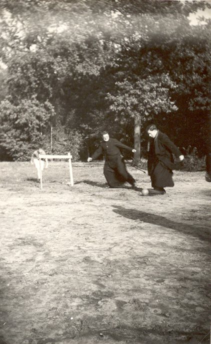 Pater overste J. Bokeloh en pater F. Stams bij miniatuurvoetbal ter gelegenheid van de verjaardag van pater overste op 20 oktober 1955