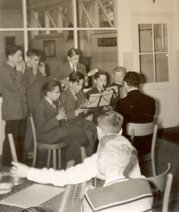 Muziekgroepje olv pater Lemmens bij nieuwelingendag voorjaar 1957