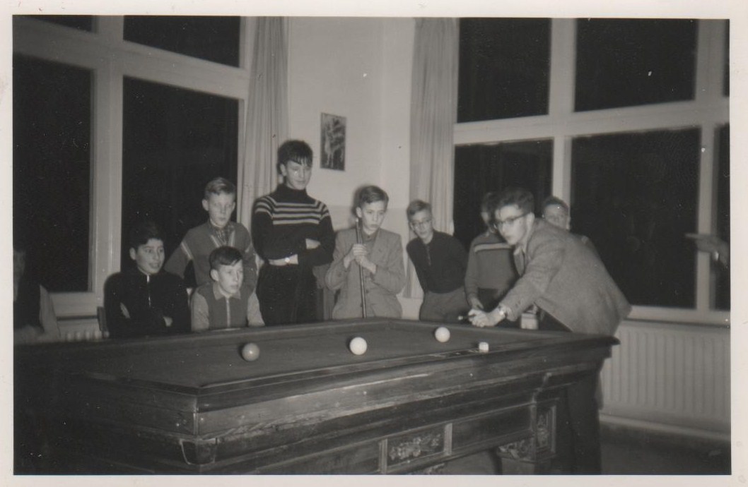 december 1956 - Biljartcompetitie. Aan stoot Henny Speyer. verder vlnr Wil de Goede, Kees v.d. Berg, Theo Valkering, Kees van Toer, Jacq de Vries, Gijs v.d. Berg