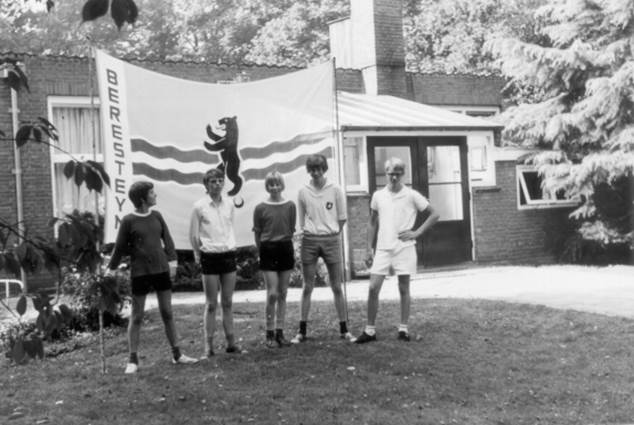Enige leerlingen poseren in 1970 voor de vlag van Beresteyn het enige plaatje van de vlag dat te vinden was.