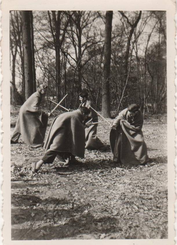 Spel in het Beresteynse bos –schooljaar 1955-1956 – waarschijnlijk najaar 1955