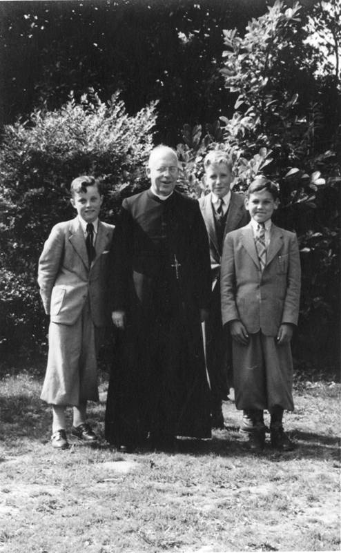 De voorbereidende klas, zomertrimester 1954. Vlnr: Peter Hoogland, pater Polder, Dick Jansen, Cors van de Poel