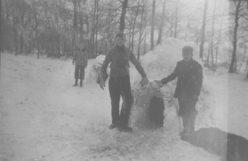 woensdag 22 januari 1958 – ‘sneeuw-vrij’ wegens geweldig pak sneeuw. Iglo’s op voetbalveld