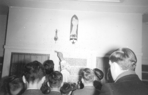 Zondag 11 december 1955 na de Hoogmis: inzegening van nieuw Mariabeeldje door pater Overste.