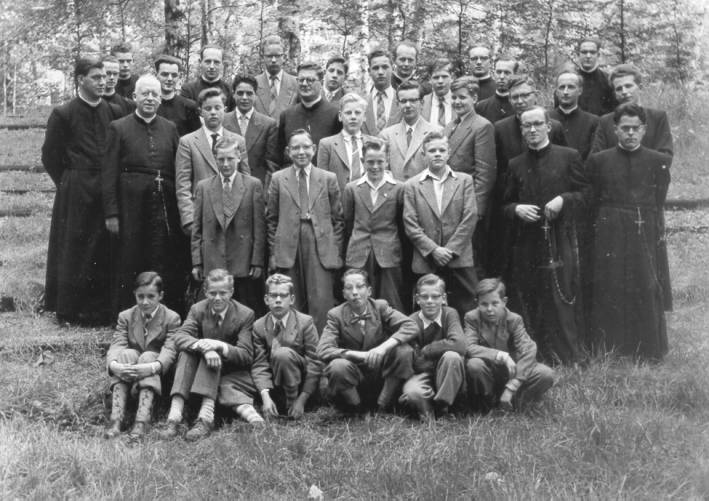 Paters, broeders en studenten bij einde schooljaar 1955-1956 (pater Meels afwezig) [of groter]