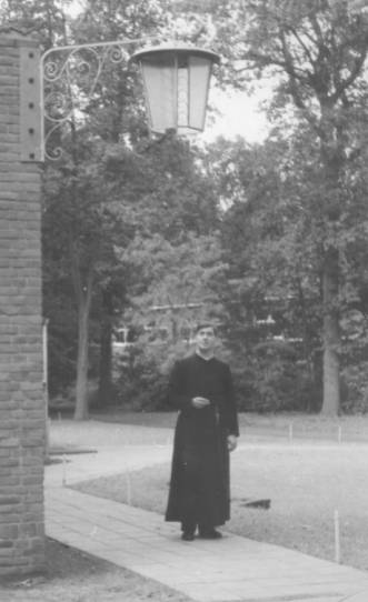 dinsdag 4 september 1956 - Pater Stams bij de nieuwe lantaarn (een ontwerp van een zwager van hem, uitgevoerd door een leraar der technische school te Leiden)