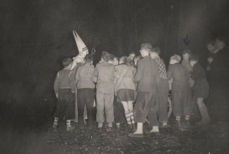 Aankomst Sinterklaas (Pater Lemmens) op maandag 5 december 1955 – met een handkar. Er werd uiteraard voluit gestrooid [Peter Hoogland heeft zichzelf op beide foto’s met pijltje gemarkeerd]
