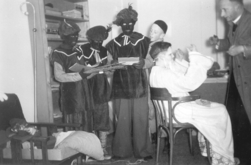 Woensdag 5 december 1956 – Stan Verdult wordt door pater Bernard omgetoverd tot Sinterklaas