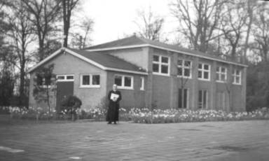 Mei 1957 - pater Meels bij zijn lusthof rondom de kapel