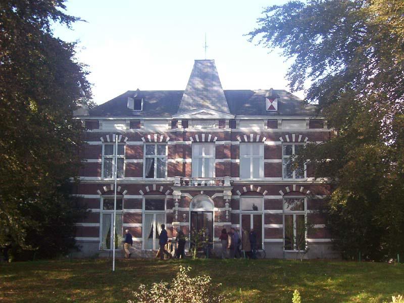 Beresteyn voorzijde anno 2004 – foto J. van der Kooij kastelen-Zuid-Holland-excursie Voorschoten 9 oktober 2004 