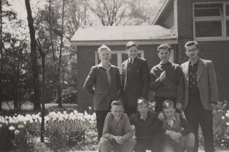 Groepsfoto tweede klas 9 mei 1957 vlnr achter: Henk Stoop, Stan Verdult, Peter Hoogland, Henny Speijer; gehurkt: Kees Smit, Jac Hop, Harry Oranje