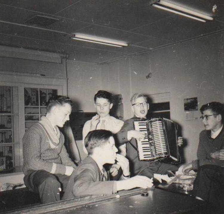 Vastenavond 1958 vlnr Kees Smit, Peter Hoogland, Henk Stoop, Jac Hop, (vooraan) Stan Verdult