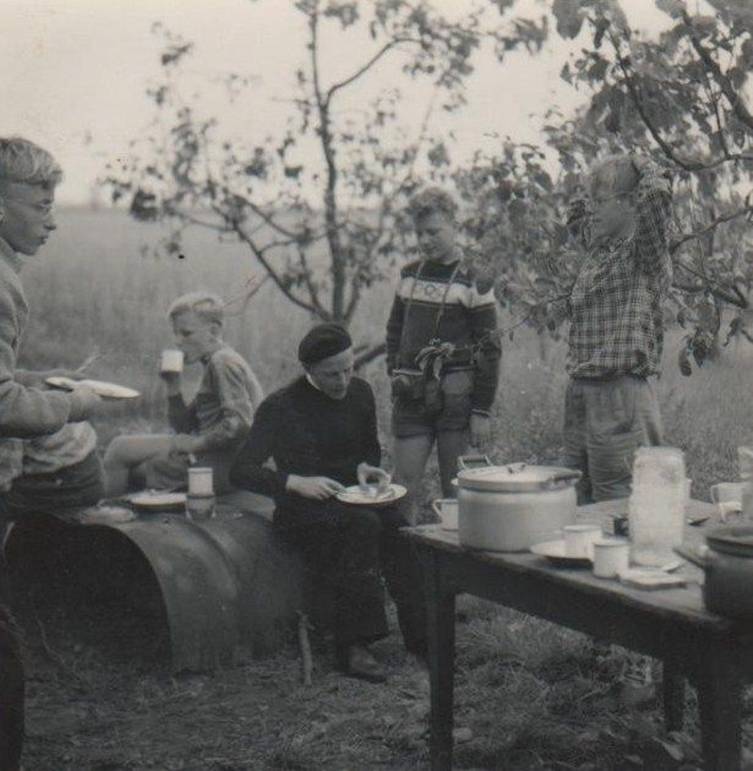 Vlnr Gijs van den Berg, Theo Valkering, Pater Dassen, Bert de Jong (met fototoestel), Jac Hop Zomer 1958. Tweede en derde klas met pater Dassen op kamp in de boerderij van de familie van der Schoot in Spoordonk. Ontbijt in de openlucht …