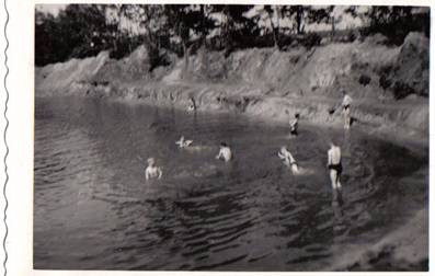 …en regelmatig zwemmen in de Paterskuil, zoals deze zwemplek in de volksmond werd genoemd. Deze kuil was net in het voorjaar van 1958 gegraven bij de aanleg van de rijksweg die er vlak langs liep (uit: Kronieken Oirschot 1956-1967) [foto uit het album van Gijs van den Berg]